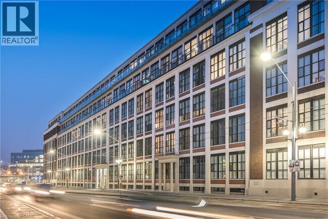 Photo du bâtiment - 404 King St W