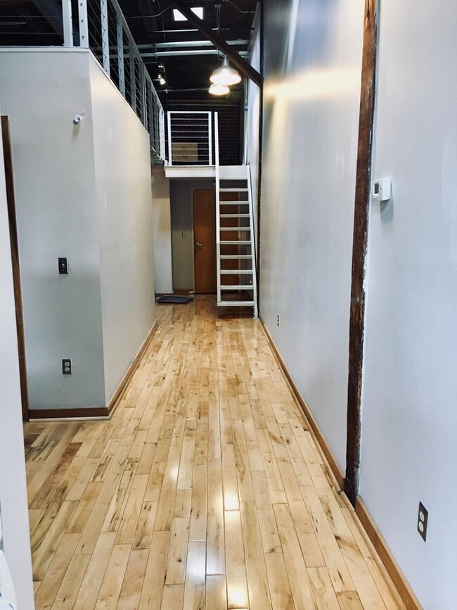Building Photo - 222 Bolivar St