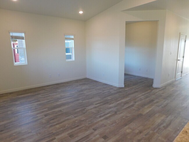 Foto del edificio - WALKING DISTANCE TO COMMUNITY