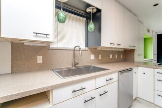 Building Photo - 3927 Pleasant Valley Dr