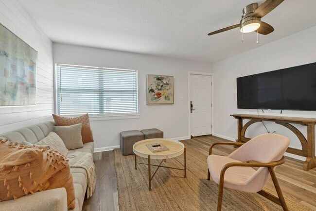 Foto del edificio - 302 Santa Rosa Blvd