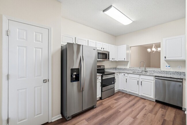 Foto del edificio - Beautiful Matthews Townhome with Updated Interior & Community Pool