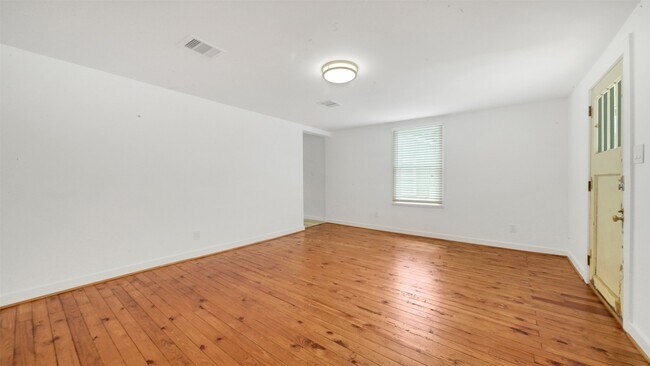 Building Photo - 129 E 31st 1/2 St
