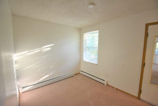 Foto del edificio - 1 bd apt in 7 unit complex on The Hill.