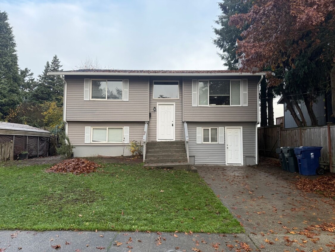 Primary Photo - BRAND NEW 5 bed House in Tacoma School Dis...