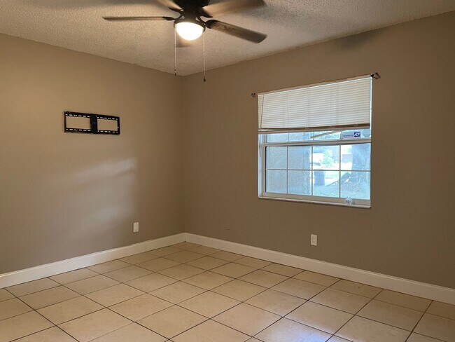 Building Photo - 11601 Valencia Dr