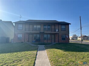 Building Photo - 902 Travis Ln