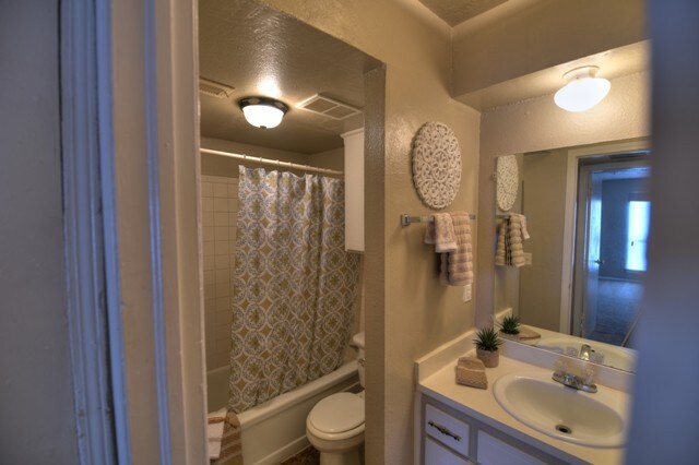 Building Photo - Very cute 2 bed 2 bath!!