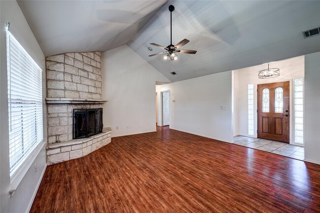 Foto del edificio - 100 Live Oak Dr
