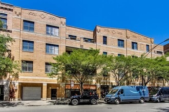 Building Photo - 2040 W Belmont Ave