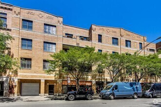 Building Photo - 2040 W Belmont Ave