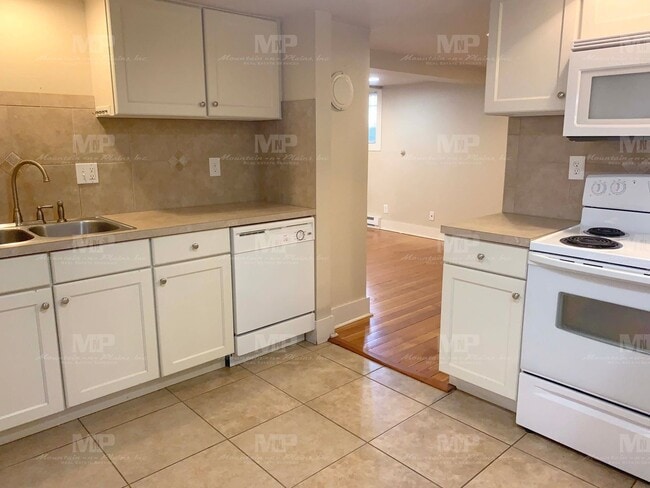 Building Photo - 645 1/2 S Loomis Ave