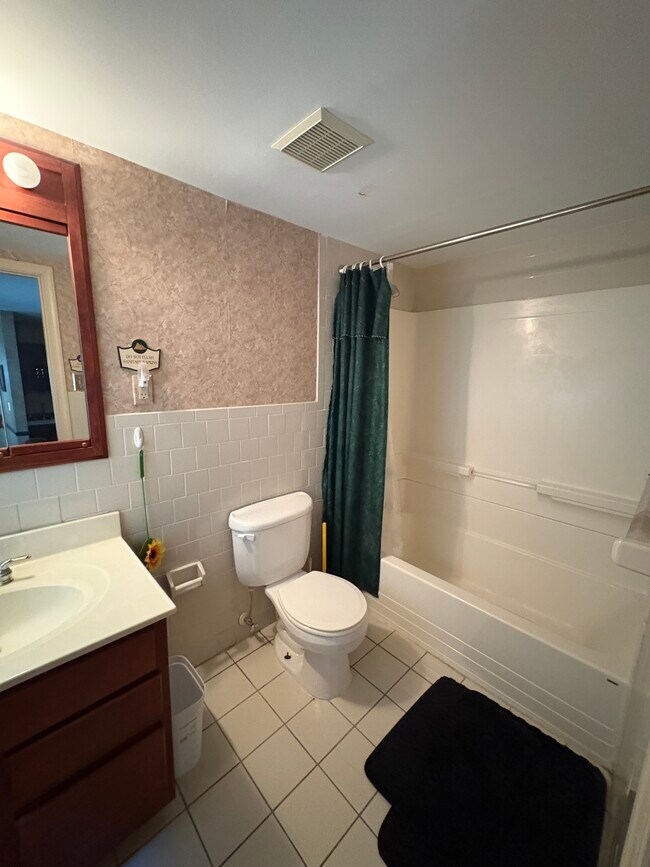 Shower/Tub - 400 N Union Ave