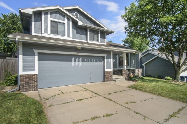 Building Photo - Papillion Tri-Level