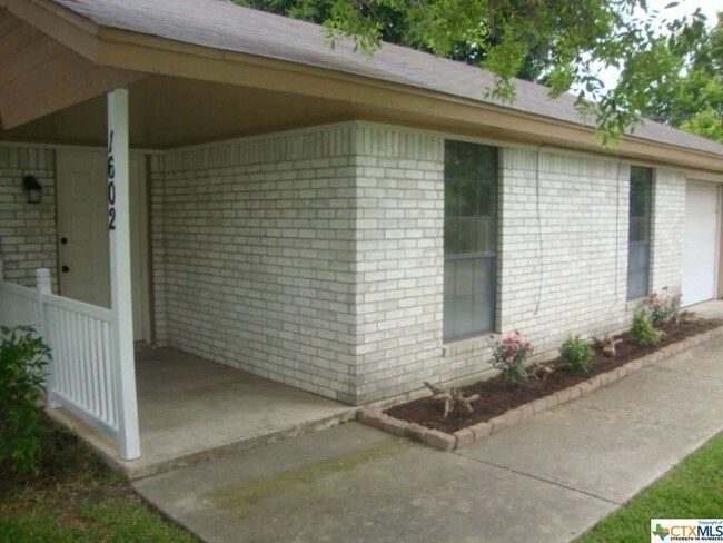Building Photo - 1602 Fox Trail