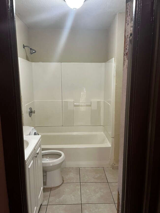 Foto del edificio - 3925 E 120th St