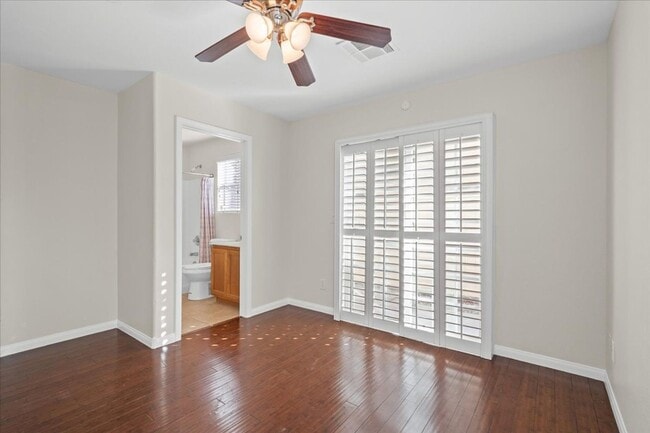 Foto del edificio - 3 Story, Spacious and Inviting 3-bedroom In Centennial Hills, with Downstairs Bedroom Suite