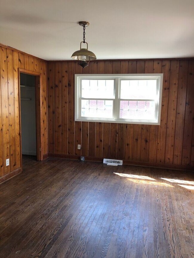 Building Photo - T.R. Lawing Realty Property