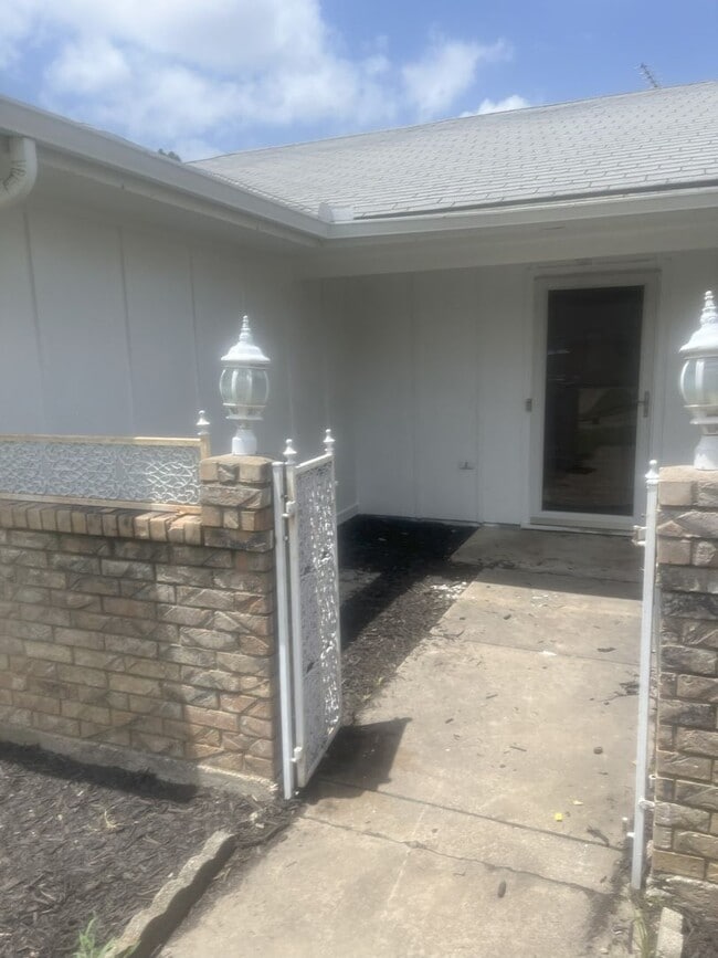 Building Photo - 3625 Stephenson Dr