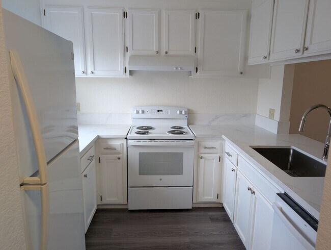 Foto del edificio - Completely remodeled and updated condo close to Fresno State and shopping. *Ask about the Move-in...