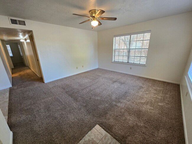 Foto del edificio - College Station - 3 bedroom / 2 bath 4 plex- downstair units.