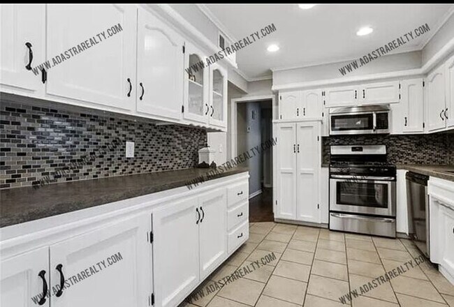 Building Photo - Beautiful 3 Bed/3 BATH in Overland Park-Av...