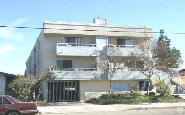 Foto del edificio - 6326 Hazeltine Ave