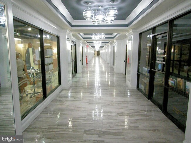 Foto del edificio - 5225 Pooks Hill Rd