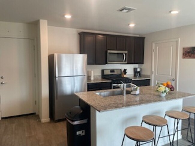 Foto del edificio - Spacious New four bedroom home