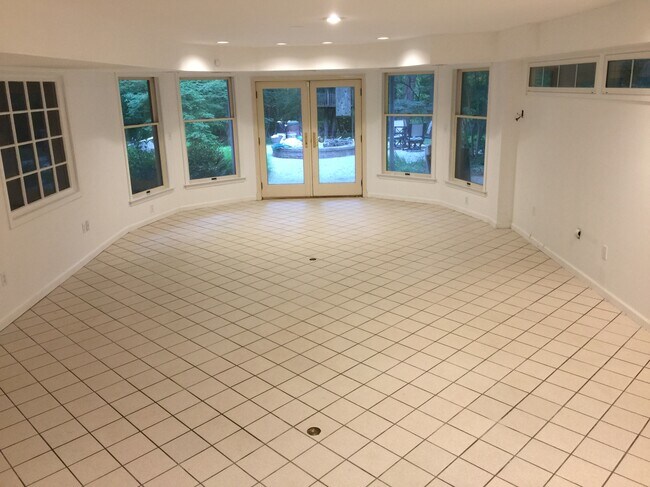 Building Photo - 9400 Kendale Rd
