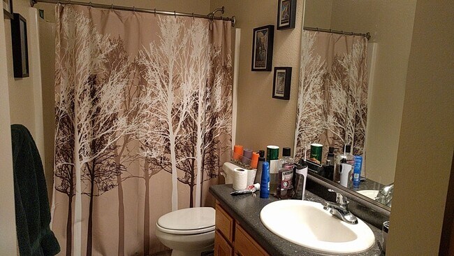 Foto del edificio - 1881 E 8th St