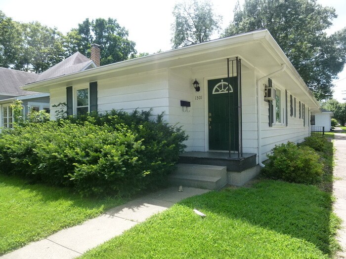 2 Bedroom Duplex with Washer/Dryer on Site