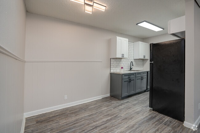 2BR, 1BA - 850SF - Dining Area - Crossings at Midtown