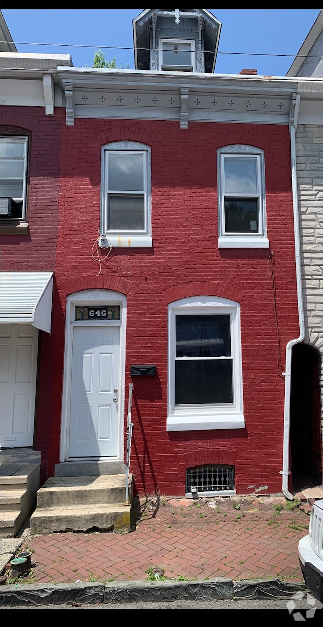 Building Photo - 646 Birch St