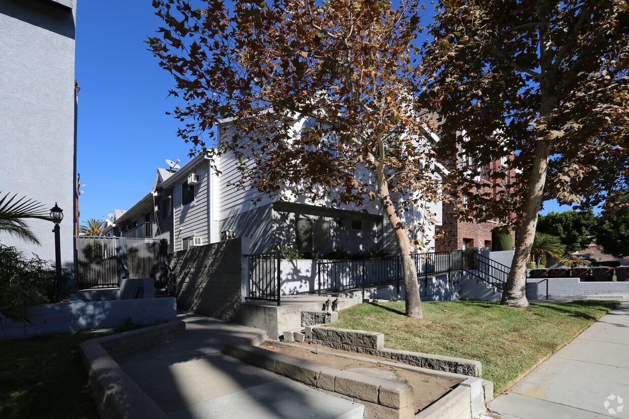 Building Photo - 323 W Wilson Ave