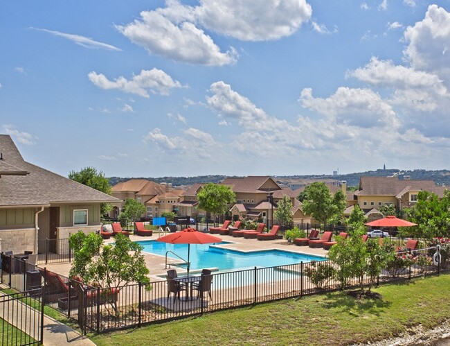 Magnífica piscina con impresionantes vistas - Overlook at Stone Oak Park Apartments