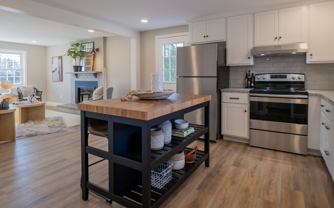 Kitchen - 1 - 476 Green End Ave