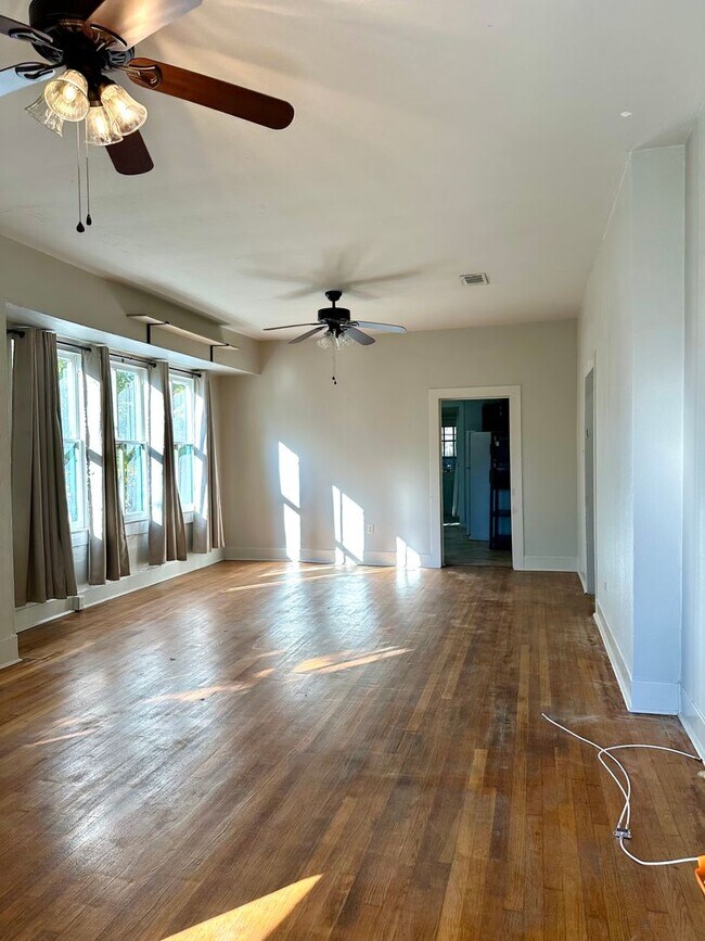 Foto del edificio - JANUARY MOVE IN SPECIAL!!!  1/2 OFF 1st Month's Rent