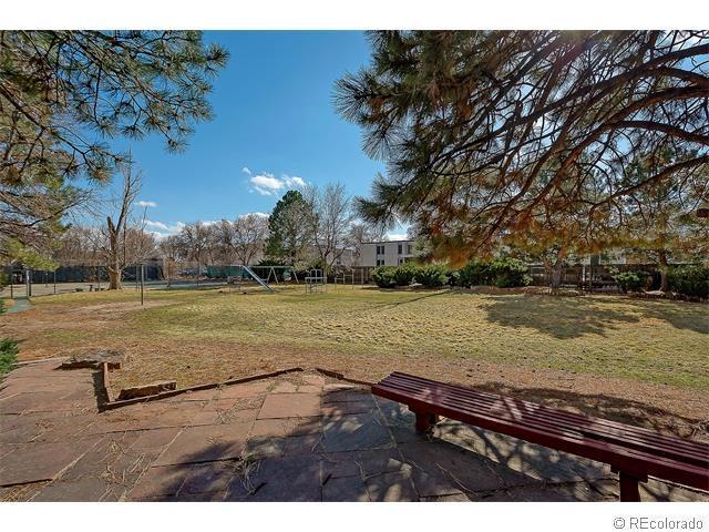 Foto del edificio - Great location off Leetsdale/Parker and Florida with lots of amenities such as pool, hot tub, clu...