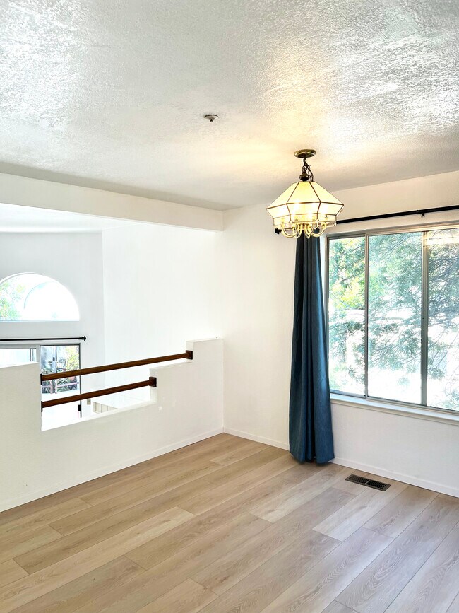 Building Photo - 122 E Court Ln