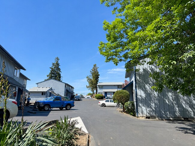 Building Photo - Park Townhomes