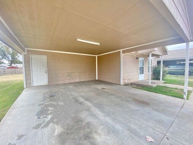 Building Photo - 3 bed 1.5 bath now available.