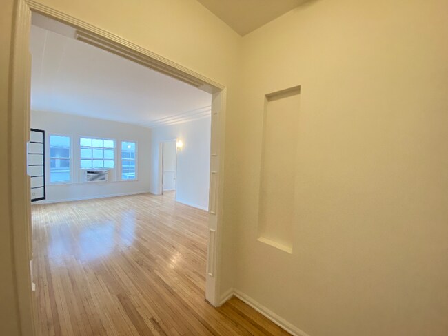 Foto del edificio - 9006 Burton Way