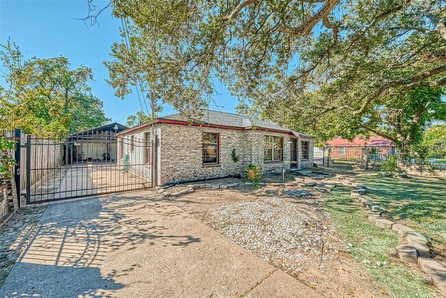 Foto del edificio - 8414 Flintridge Dr