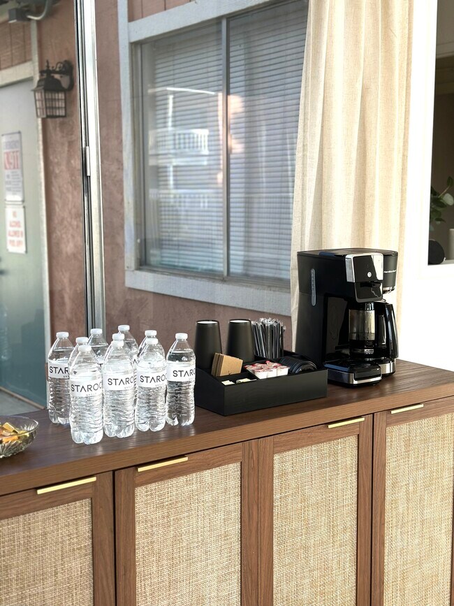 Café fresco todos los días, ven y saluda. - The Granada Apartments