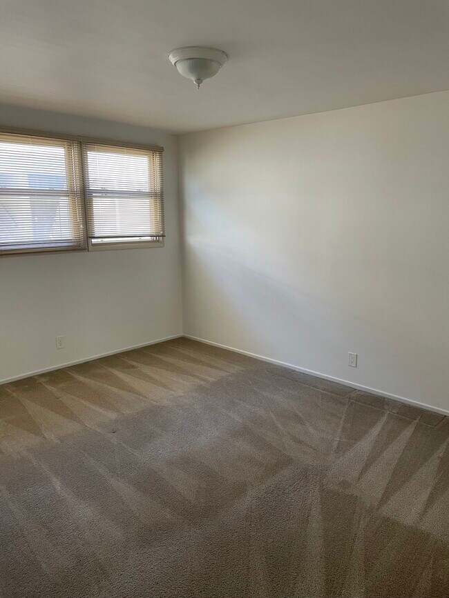 Spacious bedroom - 3517 S Sepulveda Blvd