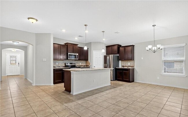 Foto del edificio - 4 bedroom 2 bathroom house! HOUSING ACCEPTED! MOVE-IN SPECIAL!!