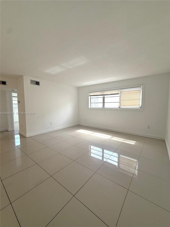 Foto del edificio - 4410 W Flagler St