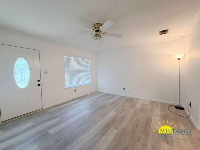 Building Photo - Beautifully Updated 3 Bedroom Home in Mary Esther, near Highway 98!