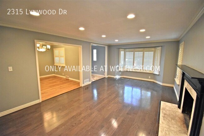 Building Photo - Stunning 4 Bedroom Country Club Home! No D...
